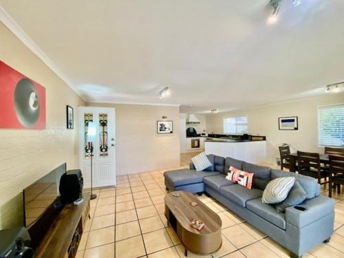 New Farm House | New Farm Home - Relaxing Private City Retreat - Sleeps 6