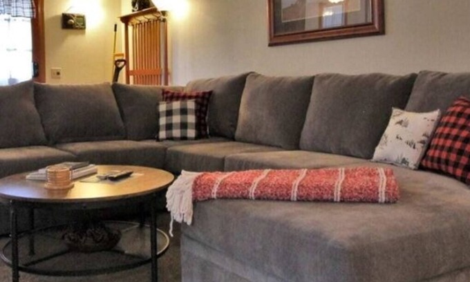 Moonridge House | NEW! Foosball, EV Charger, Dogs OK- Moonridge Chalet