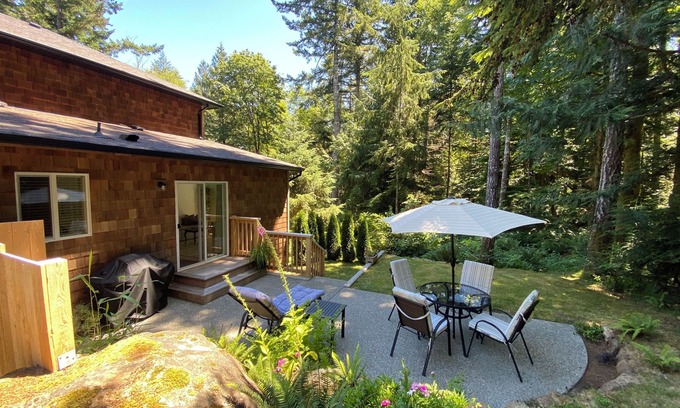 Sooke House | New* Forest edge private suite, very clean, perfect for a couple. New King bed.