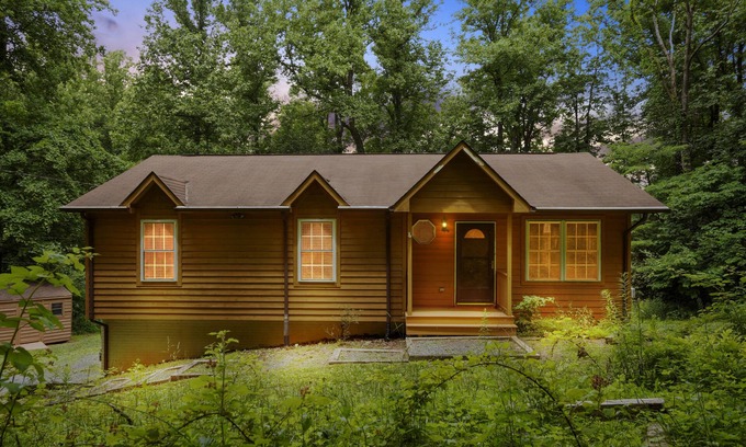 Rippon Cabin | NEW Freedom Lodge-Cabin near Shenandoah National Park, Winchester & Front Royal