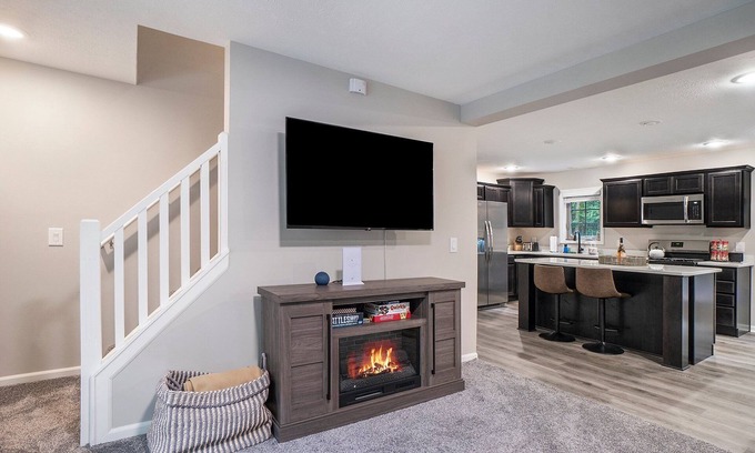 Mayfield House | NEW: Fun Filled Forest Vibes 6BDR Home S of DT TC ➠ 1942