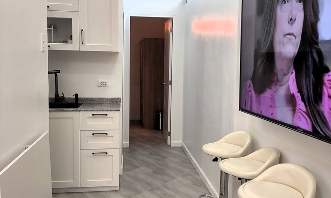 Santa Cruz Apartment | New Furn 1 Br/1 Bath/Kitchen, Manila-Univ Belt, AC, Hot water, Wifi, Netflix -u2