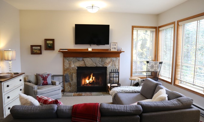 Upper Village House | New furnishings and recent remodel-best views in the Benchlands!