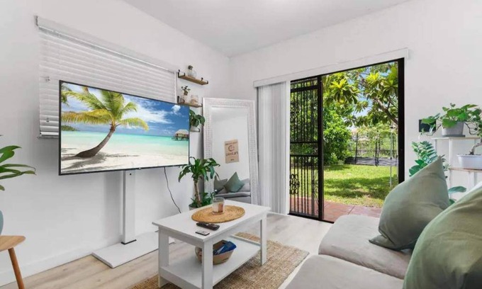 Hialeah Apartment | New furniture 1/1 apartment with backyard in Miami