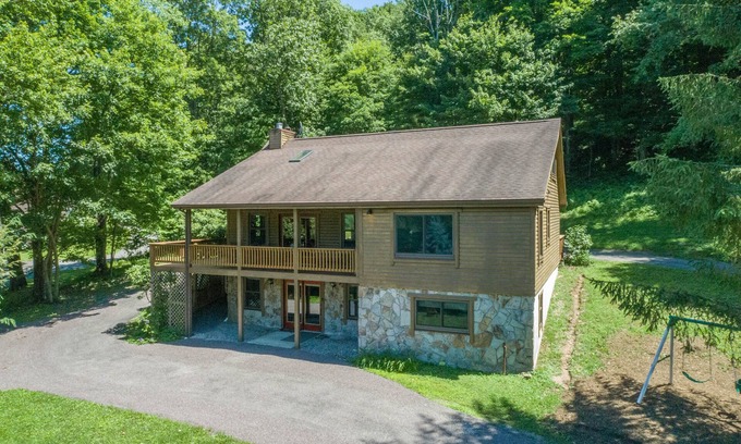 McHenry House | New! Ginseng Getaway: Lake Area, Fireplace, Game Table!