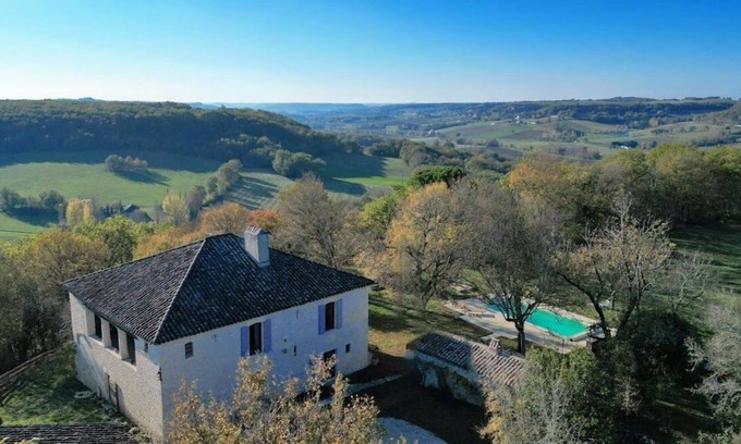 Sainte-Alauzie Apartment | New Gîte with swimming pool in the south of the Lot, in a 5-hectare park