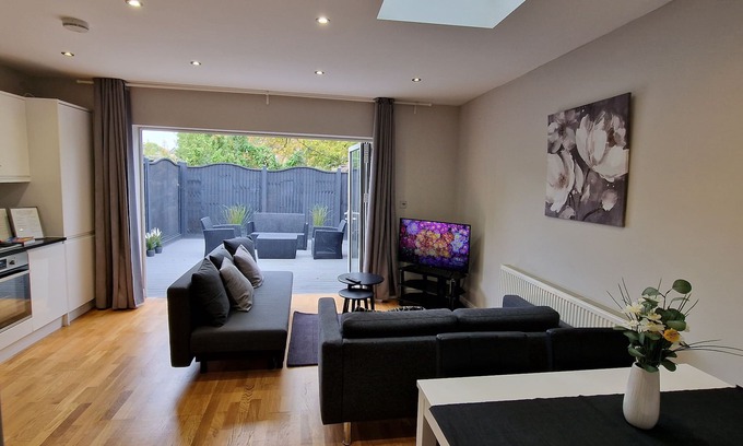 Cricklewood House | NEW! Glorious 2 Bedroom Apartment with private garden