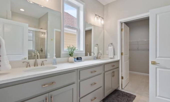 Oxford House | New Gorgeous Home-Oxford Commons - 2 miles from SQ