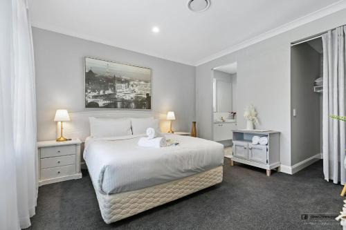 Banksia Beach House | New Haven - Eiffel Tower Suite