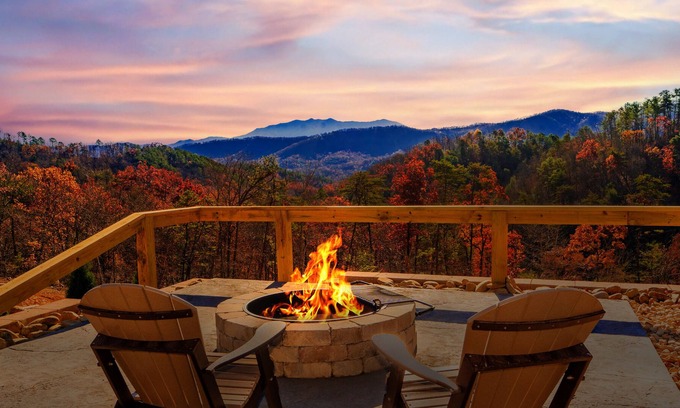 Pigeon Forge Cabin | NEW HIGH END CABIN! 5 BDRM/5.5 BATH THEATER RM/HOT TUB: CHRISTMAS AVAILABILITY!