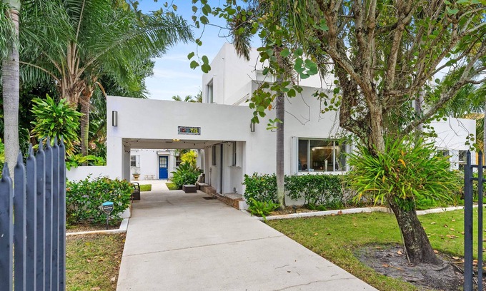 Parker Ridge House | NEW! Historic Estate-Heated Pool - Two Guest Houses - Sleep16 - NEAR EVERYTHING