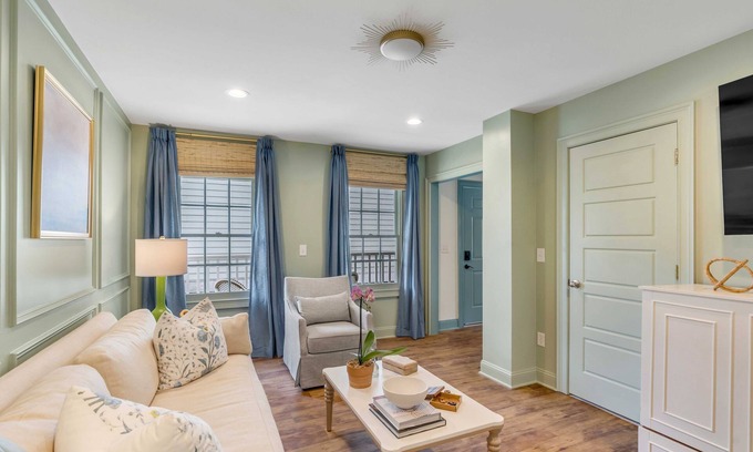 Cannonborough Elliotborough House | NEW! Historic, Professional Decorated 2 Bedroom Home Just 1 Block to King St.!