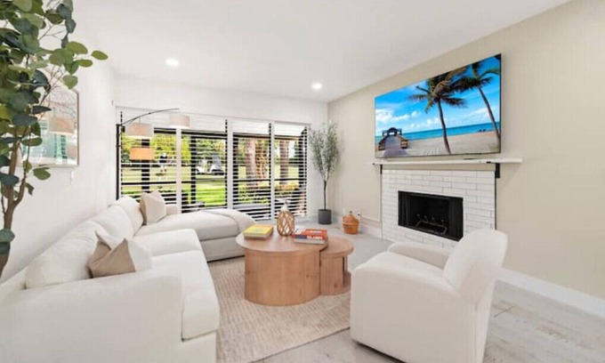 Hunt Club House | New Home at PGA National on Golf Course with Private Spa by Guaranteed Rental™