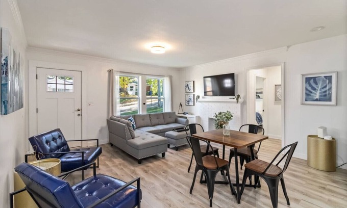 Home Park Apartment | New Home in MidTown- Sleeps 11 For Rent in Atlanta