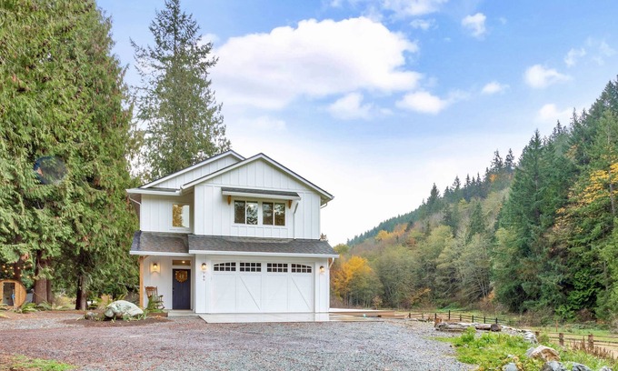 Bellingham House | New home on peaceful 5acr +hotub & dry sauna - Close to biking/hiking & downtown