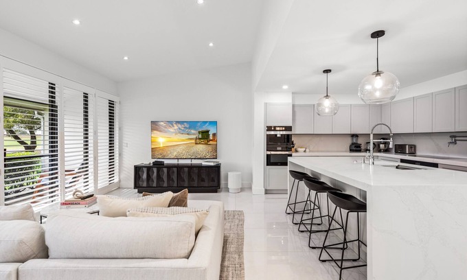 Hunt Club House | New Home on PGA National Golf Course with Private Hot Tub by Guaranteed Rental™
