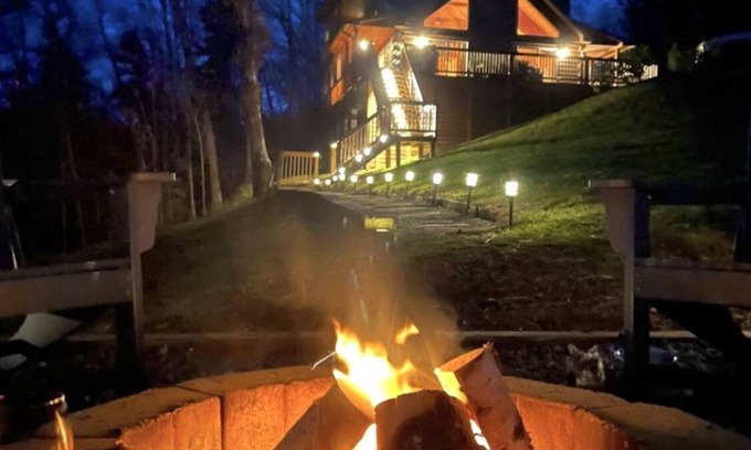 Lake Lure Cabin | New Hot Tub|Mountain Views|Pet Friendly
