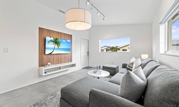 Hialeah House | New House in Miami with Jacuzzi