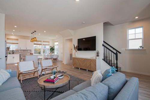 Cambridge House | New Intown Waterfront Townhome wPool & Location