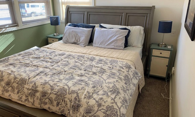 Fruita House | New King Bed - 2 Blocks From Downtown - best backyard in Fruita!