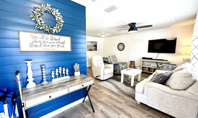 Gulf Shores Condo | New King Mattress ~ Gulf Oriented, Comfortable, Close to the Beach ~ Pool