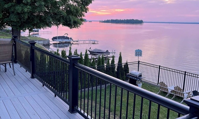 Bridgeport House | NEW Lakefront, Dock & Kayaks, Fire Pit by Casino