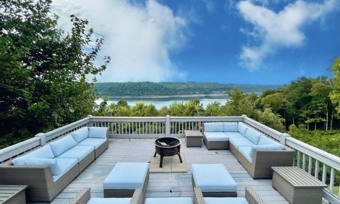 Bronston House | New Lakefront Home, sleeps 16!