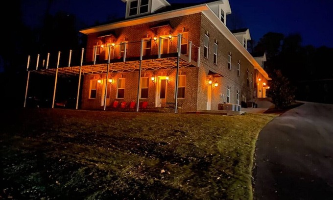 Winchester House | NEW-Lakefront Luxury-2 King Suites-Boat Dock+Slip
