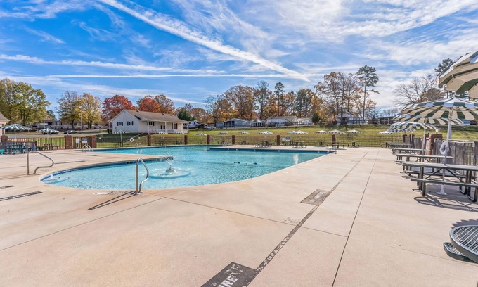 New London House | NEW! Lakefront Retreat in Badin Shores Resort