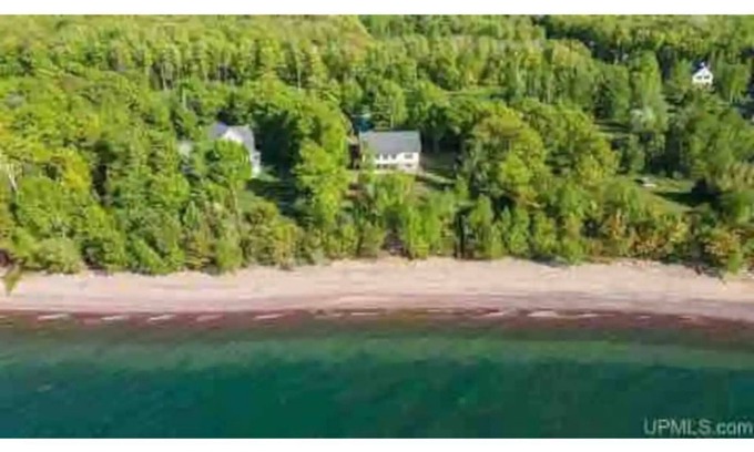 Laurium House | New Lakefront Retreat with Spectacular Views