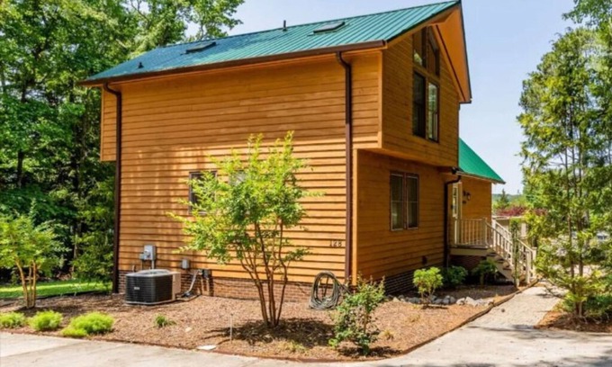Quail Ridge House | New! Lakeview, Charming 3BR, Hot Tub, Firepit, Pet Friendly, WiFi