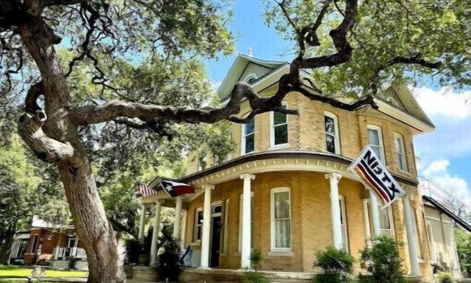 New Braunfels House | NEW-Large Groups, Center of Town: UNION HAUS