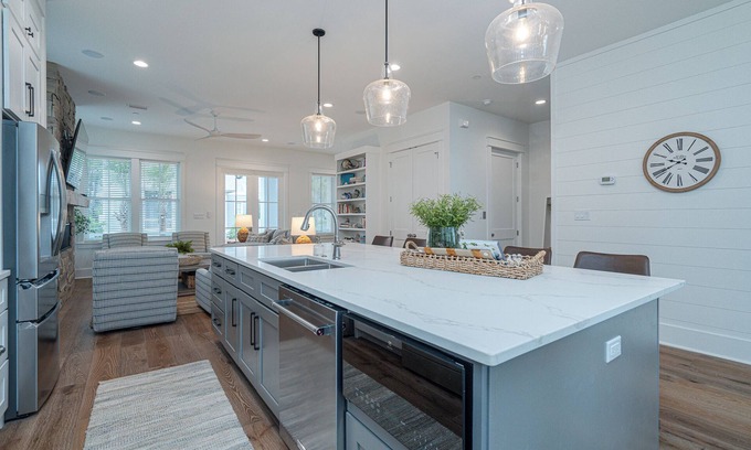 Lakeside at Blue Mountain Beach House | New large home-3400 sq ft-3 balconies-2 free bikes-gourmet kitchen