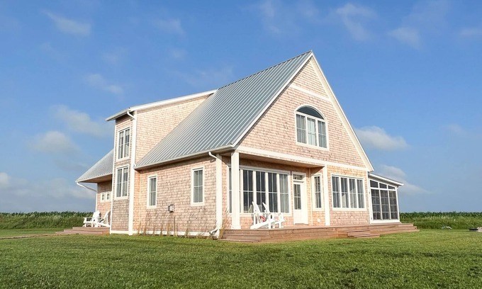 Sea View House | NEW Large upscale ocean view! Sunroom, hot-tub and 1 minute to amazing beach