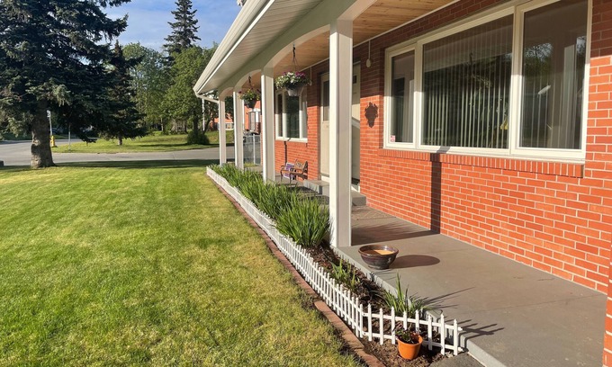 University Area House | New Listing! 1400 sq ft 3 bedroom-queen beds-stunning mountain views