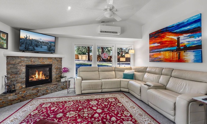 Southeast Bend House | New Listing! Bend Home ~ Hot Tub ~ Dog Friendly