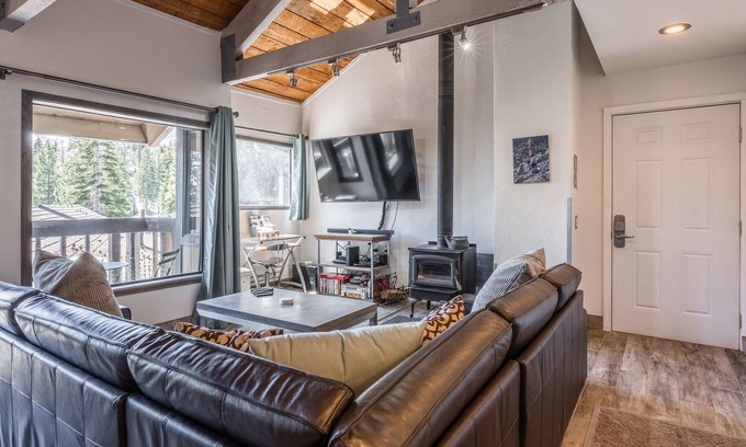 Mammoth Lakes Condo | New Listing Bigwood #20 Bldg H - Updated 1 Bedroom Plus Loft 2 Bathroom Condo Sleeps 6