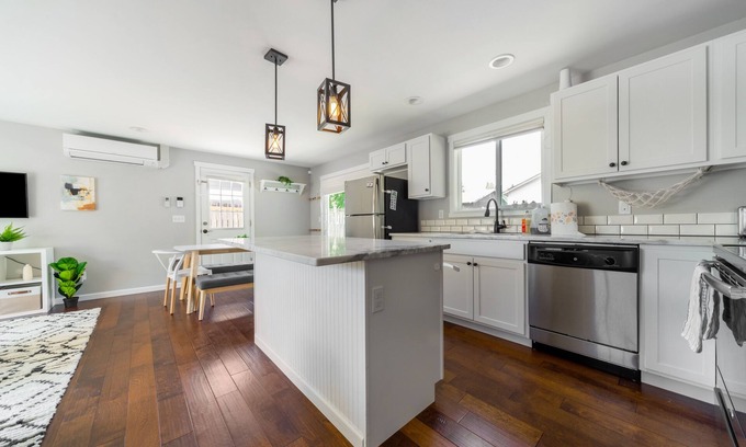 Picnic Point-North Lynnwood House | NEW LISTING! Edmonds Escape | Modern Home & Appliances by RedAwning