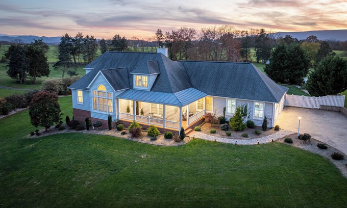 Luray House | ☆New Listing☆ Hot Tub ◇ Movie Room ◇ Game Room ◇ Fire Pit ◇ Dog-friendly