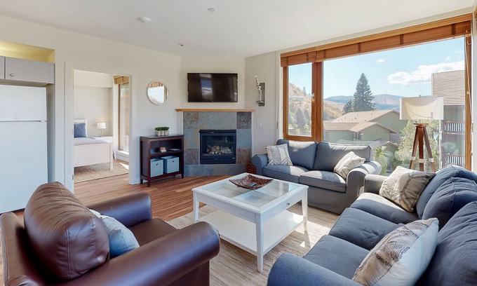 Chelan House | New listing! Lakefront condo w/ two balconies, shared pool/hot tub, & fireplace!