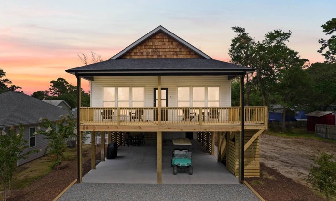 Tranquil Harbour House | New Listing | Luxury House, 5 Min Walk to Beach!