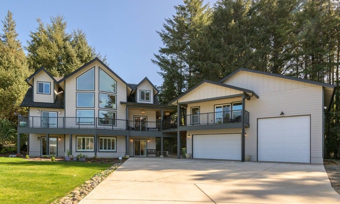 Dunes City House | New Listing! Luxury 6 bedroom, 5 bath lake home with hot tub, sauna. dock and lake access