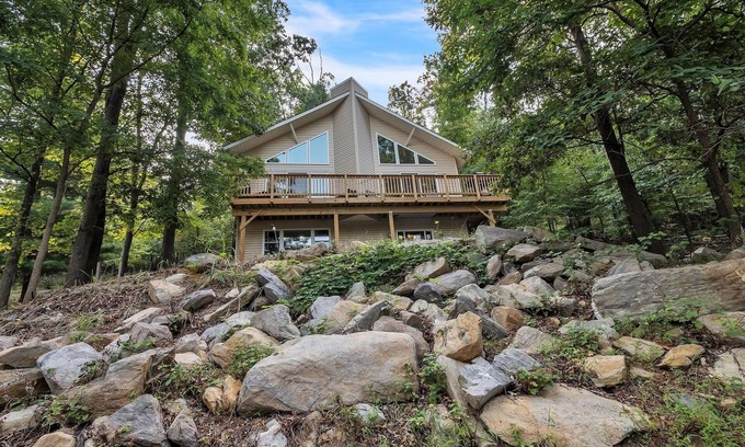 Millville House | NEW LISTING! Mountain Chic Retreat by RedAwning