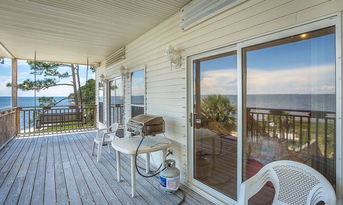Carrabelle House | New listing- Nauti Flamingo 2br/2ba bayfront home