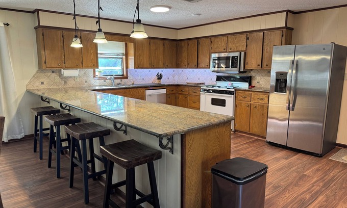 Negreet House | New Listing! Negreet Retreat#2 Waterfront Midlake Toledo Bend Sleeps 12. Hot Tub