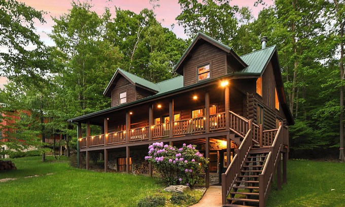 Oakland Cabin | New Listing! New 7 Person HotTub & GrillnFirePit 2 Arcades 9 Minutes to Wisp!