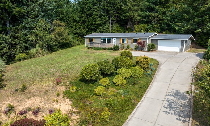 Florence House | *New Listing* Peaceful Hilltop Home, Newly Remodeled, Private, Gas Grill, Walk to Lake!