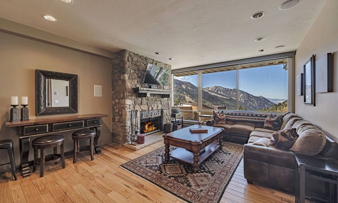 Salt Lake Mountain Resorts Condo | New Listing! Ski in/Ski out to Snowbird in Beautiful Two Bedroom with Stunning Views