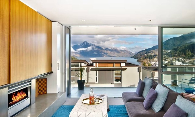 Queenstown City Centre House | New Listing Special on VRBO/BookaBach - 5 Stars on Airbnb!