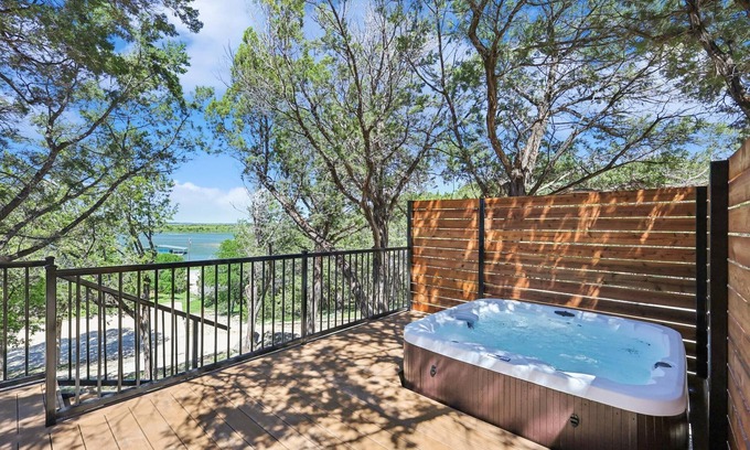Graford House | New listing! *Sunshine Retreat: lakeview, fire pit, community pool